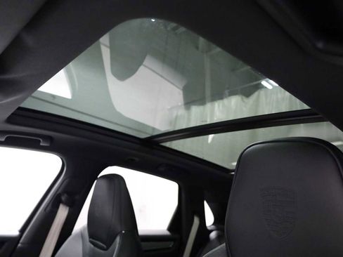 Certified 2023 Porsche Cayenne Platinum Edition image 20