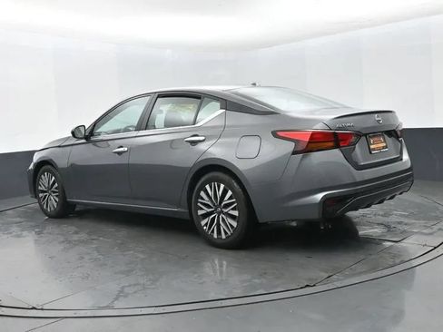 Used 2025 Nissan Altima 2.5 SV FWD image 9