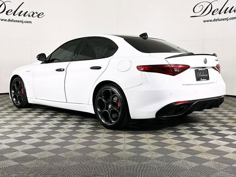 Used 2023 Alfa Romeo Giulia Veloce AWD/4WD image 4