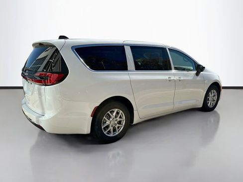 New 2026 Chrysler Pacifica Select image 6