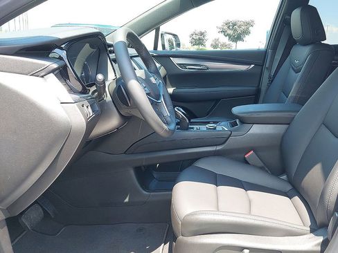 New 2025 Cadillac XT5 Luxury image 8