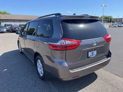 Used 2020 Toyota Sienna LE w/ Carpet Mat Package FWD image 7