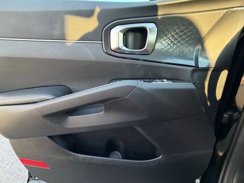 Used 2025 Kia Sorento S image 32