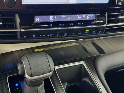 Used 2024 Toyota Sienna Platinum image 20