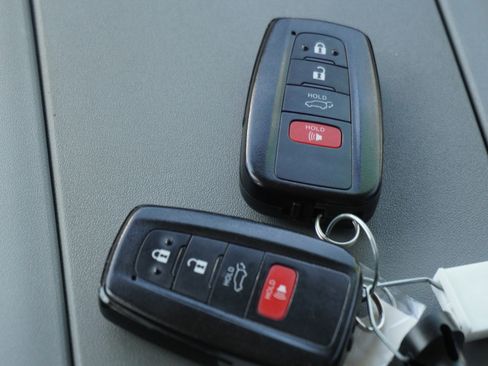 Used 2021 Toyota Highlander XLE AWD/4WD image 20