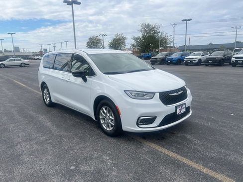 New 2026 Chrysler Pacifica Select image 8
