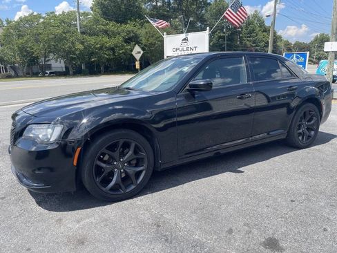 Used 2020 Chrysler 300 Touring w/ Sport Appearance Package RWD image 4