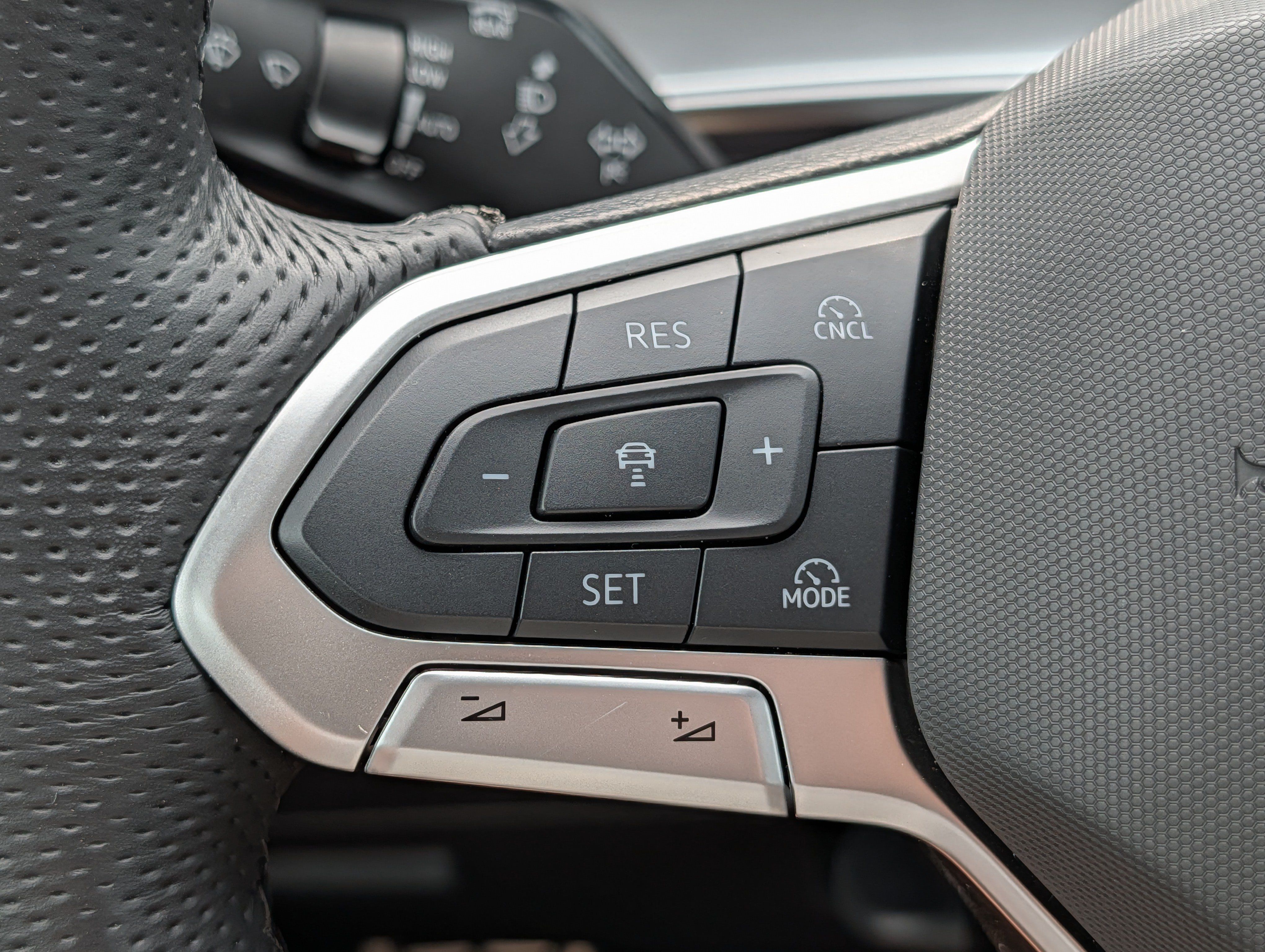 Certified 2025 Volkswagen Tiguan SE R-Line AWD/4WD image 31