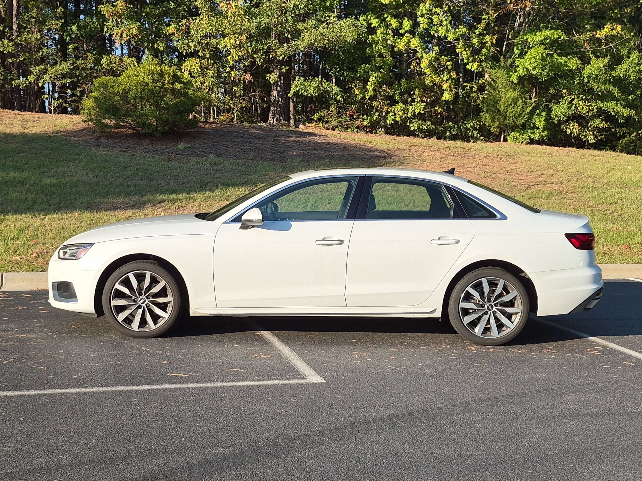 Used 2022 Audi A4 2.0T Premium w/ Convenience Package AWD/4WD image 2