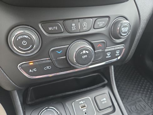 Used 2020 Jeep Cherokee Latitude w/ Cold Weather Group image 27