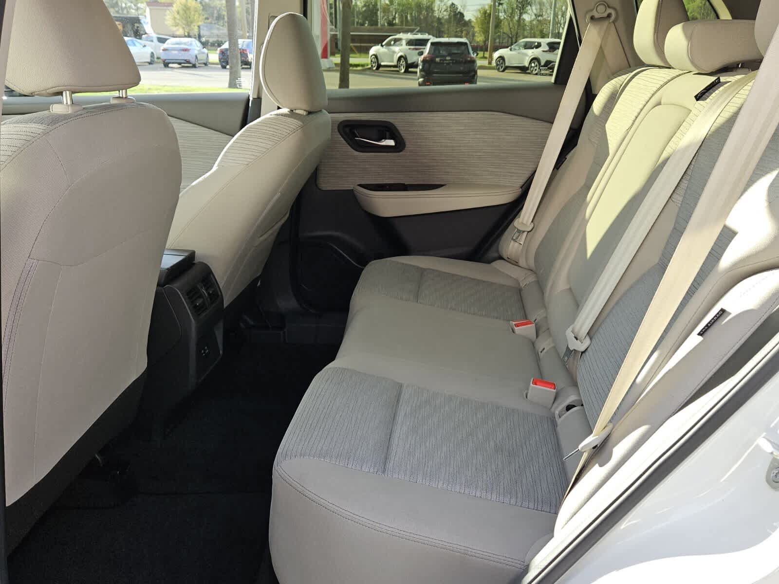 Used 2023 Nissan Rogue SV AWD/4WD image 4