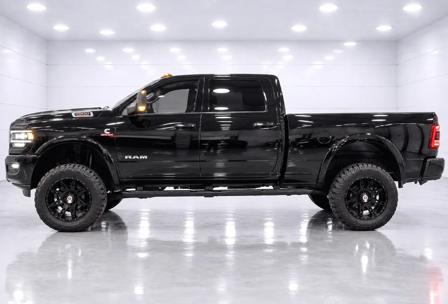 Used 2019 RAM 2500 Laramie AWD/4WD image 2
