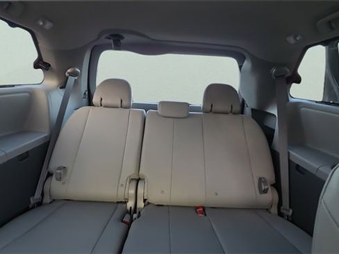 Used 2020 Toyota Sienna Limited image 26