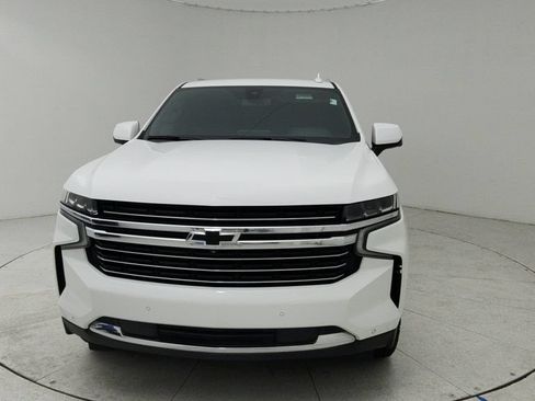 Used 2021 Chevrolet Suburban LT w/ Luxury Package RWD image 2