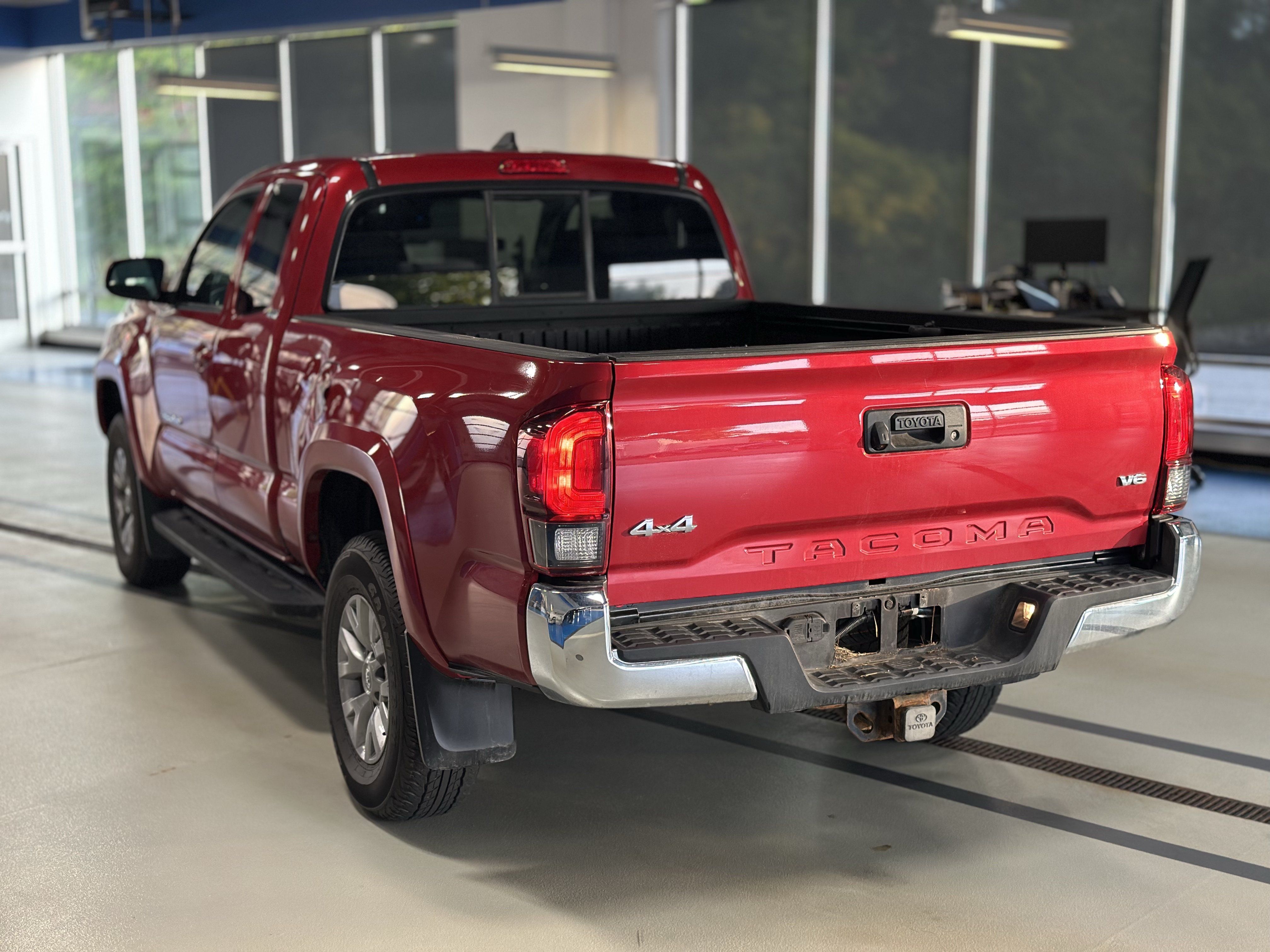 Used 2019 Toyota Tacoma SR5 AWD/4WD image 8