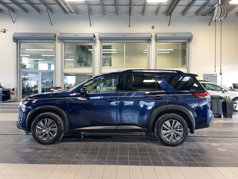 Used 2024 Nissan Pathfinder SV w/ Cargo Package image 3