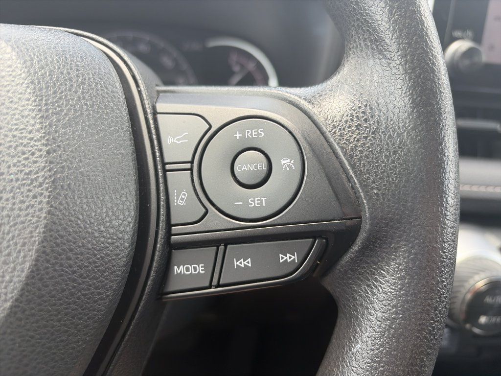 Used 2025 Toyota RAV4 XLE FWD image 21