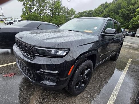 Used 2023 Jeep Grand Cherokee Limited w/ Luxury Tech Group II AWD/4WD image 14