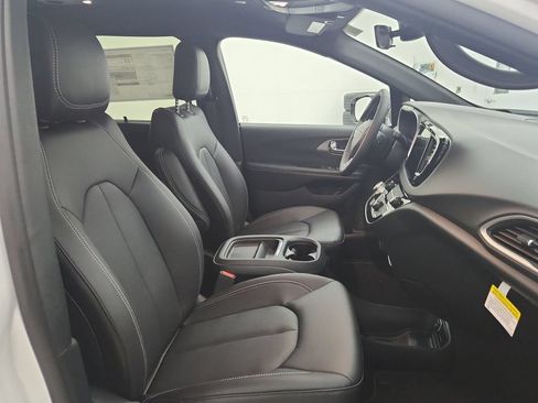 New 2027 Chrysler Pacifica LX FWD image 31