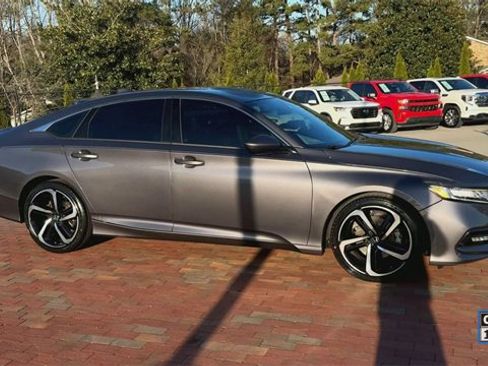 Used 2018 Honda Accord Sport image 4