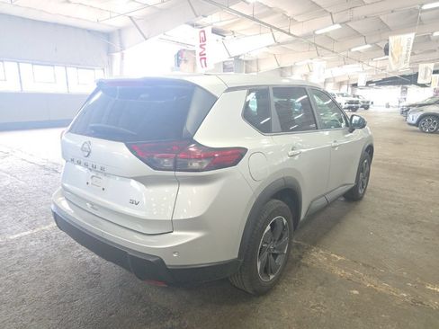 Used 2024 Nissan Rogue SV FWD image 3