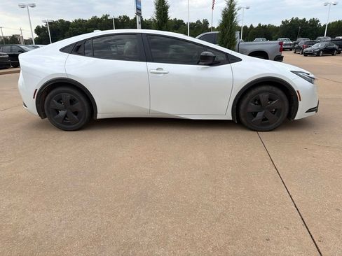 Used 2025 Toyota Prius LE FWD image 4