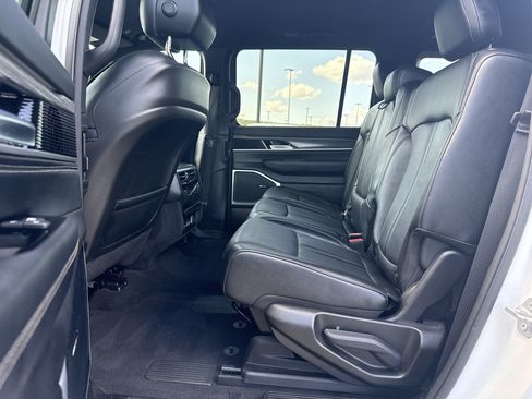 Used 2024 Jeep Wagoneer Series II w/ Flexible Seating Group RWD image 9