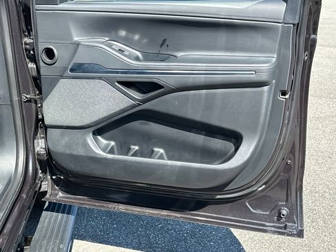 Used 2025 Lincoln Navigator Reserve image 14