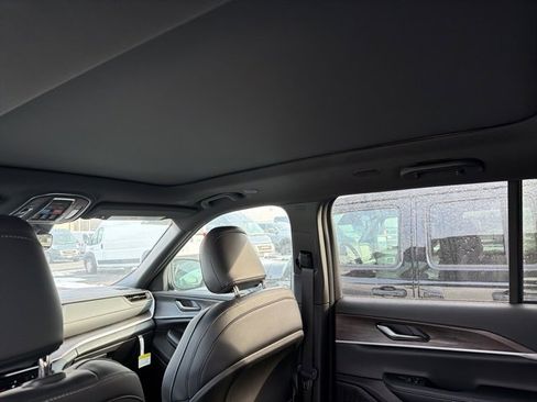 New 2025 Jeep Grand Cherokee Limited image 9