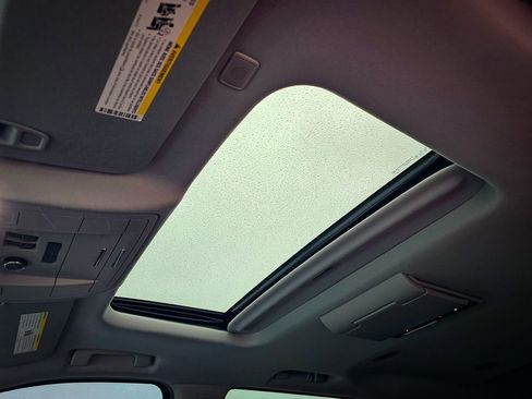 Used 2018 GMC Yukon SLT w/ Premium Edition image 19