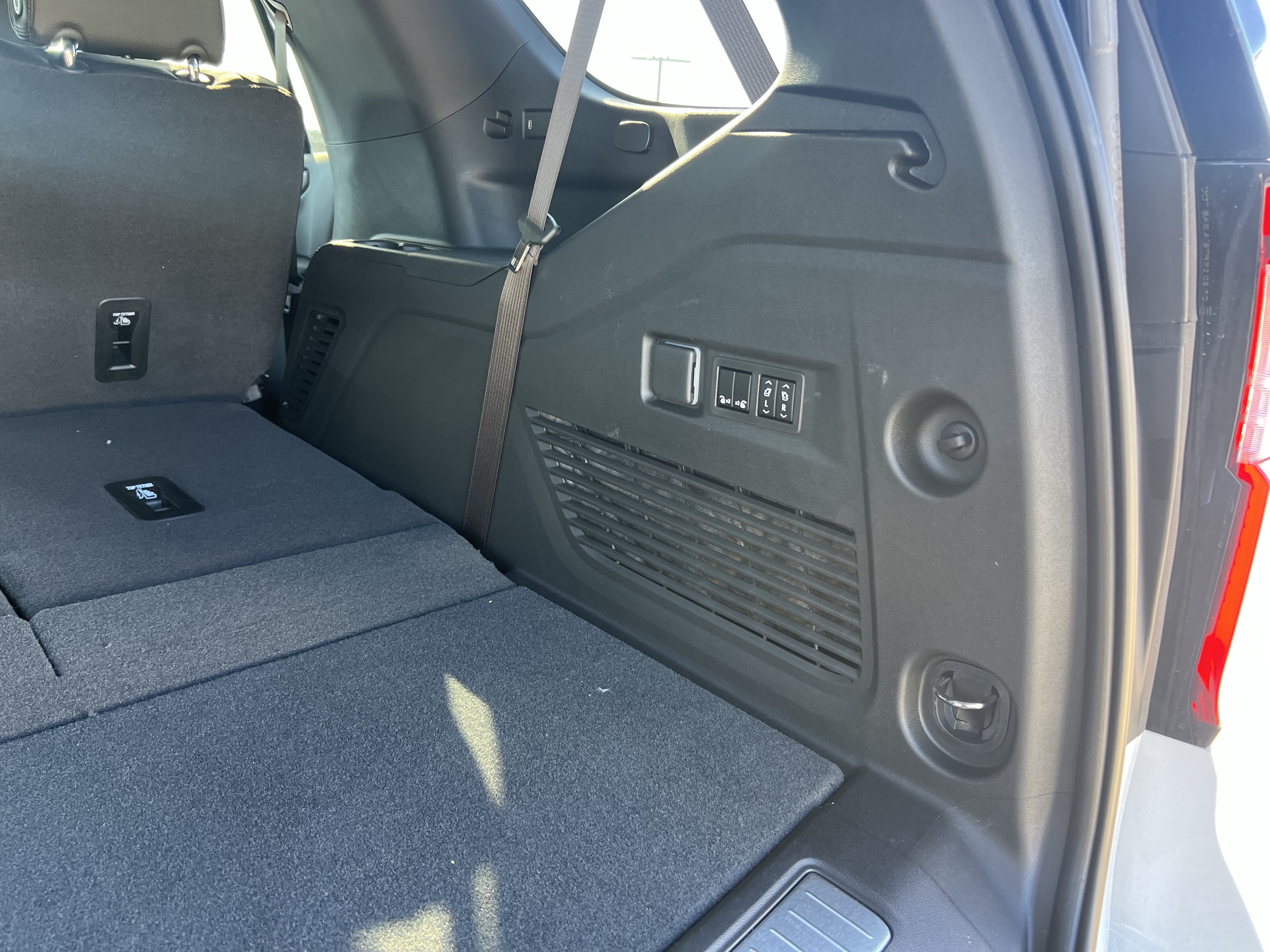 Used 2026 GMC Yukon Denali w/ Sun & Power Step Package AWD/4WD image 34