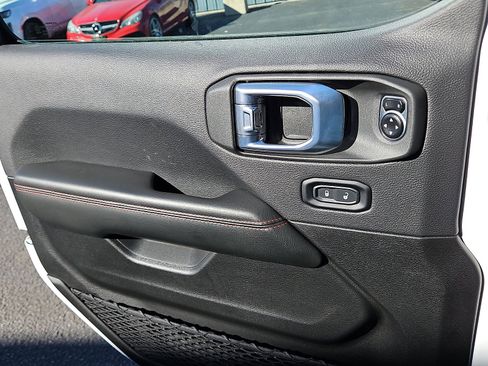 Used 2024 Jeep Gladiator Rubicon w/ Technology Group image 9