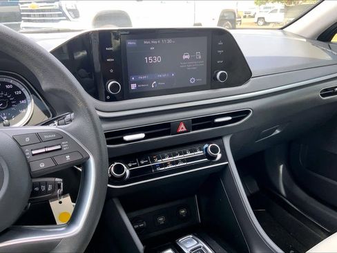 Used 2022 Hyundai Sonata SE w/ Preferred Accessory Package FWD image 7