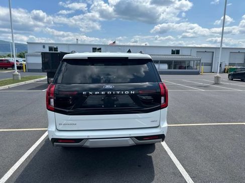 Used 2025 Ford Expedition Max Platinum w/ Platinum Ultimate Package AWD/4WD image 4