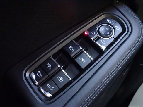 Used 2021 Porsche Macan AWD/4WD image 25
