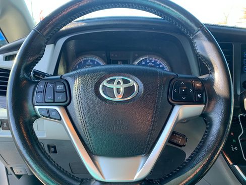 Used 2016 Toyota Sienna XLE image 16