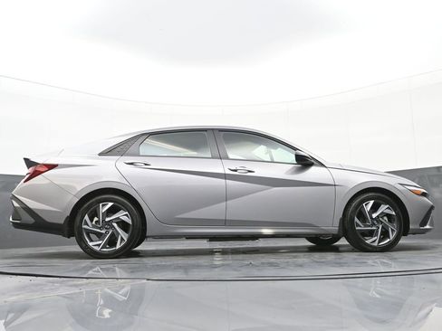 Certified 2025 Hyundai Elantra Sport image 40