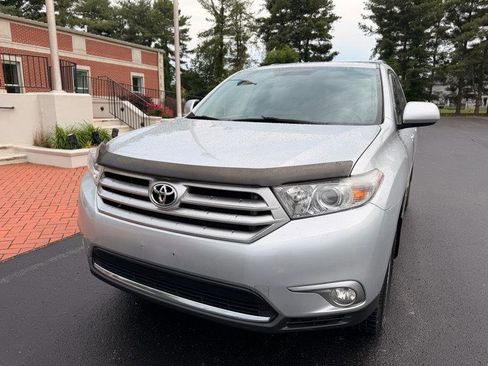 Used 2011 Toyota Highlander SE w/ Tow Pkg AWD/4WD image 2