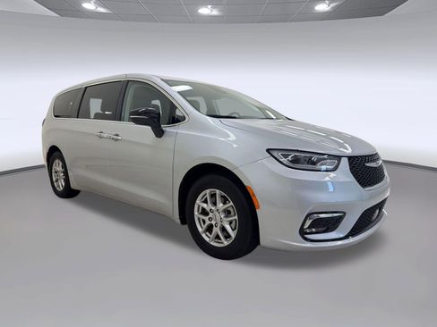 Used 2024 Chrysler Pacifica Touring-L FWD image 7