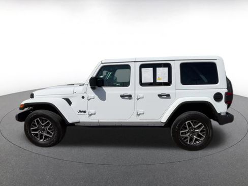 Used 2025 Jeep Wrangler Unlimited Sahara AWD/4WD image 9