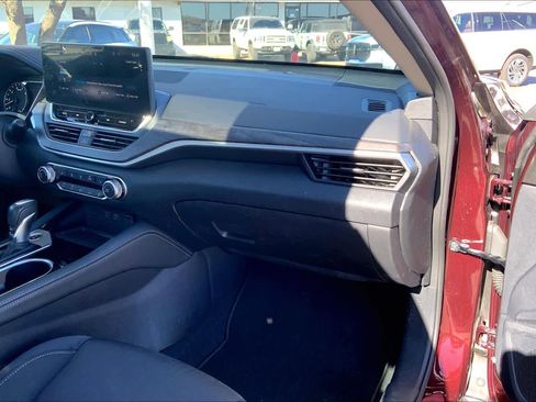 Used 2024 Nissan Altima 2.5 SV w/ SV Premium Package image 18