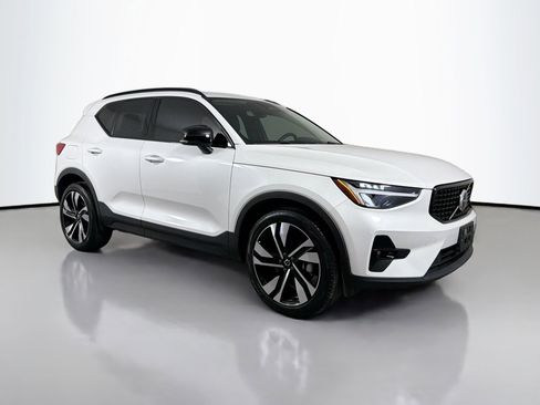Certified 2023 Volvo XC40 B5 Plus image 3