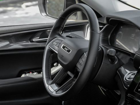 Used 2022 Jeep Grand Cherokee Laredo w/ Luxury Tech Group I image 19