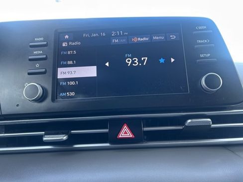 Certified 2025 Hyundai Elantra SE image 8