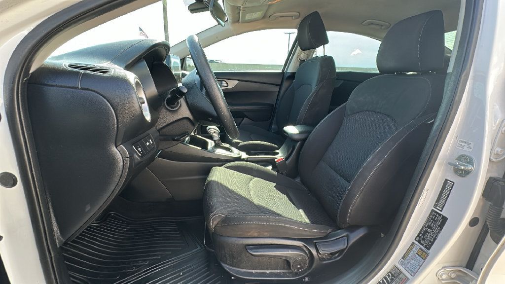 Used 2020 Kia Forte LXS FWD image 4