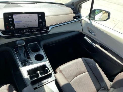 Used 2024 Toyota Sienna Platinum image 11