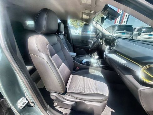 Used 2025 Chevrolet Trax LT FWD image 26