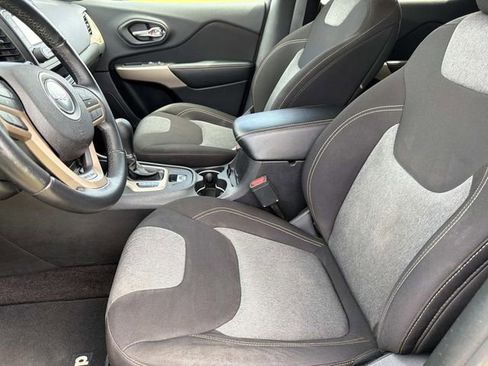 Used 2018 Jeep Cherokee Latitude w/ Altitude Package FWD image 20