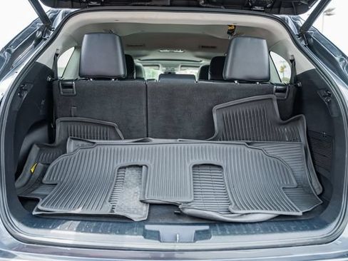 Used 2020 Toyota Highlander XLE AWD/4WD image 9