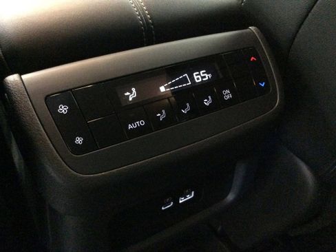 Used 2024 Nissan Pathfinder SL w/ Black Appearance Package image 34